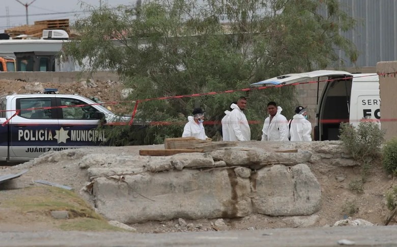 Autoridades y personal médico forense trabajan en un inmueble de Ciudad Juárez donde hallados cuerpos embalsamados (Foto de EFE)