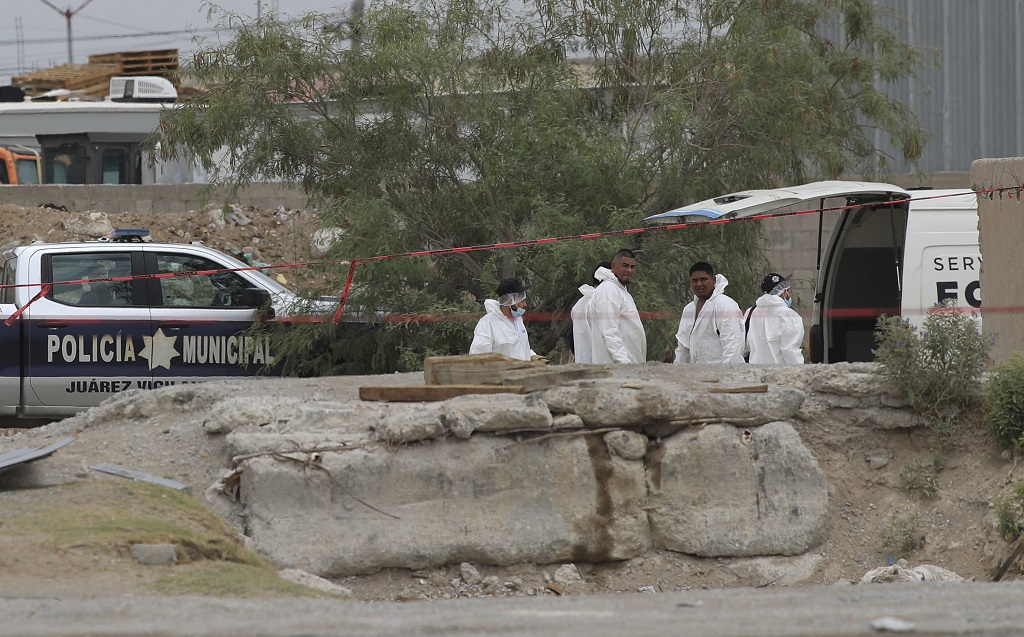 Autoridades y personal médico forense trabajan en un inmueble de Ciudad Juárez donde hallados cuerpos embalsamados (Foto de EFE)