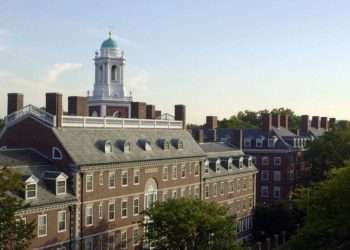 Harvard denuncia que la suspensión de Trump de visados para alumnos extranjeros es ilegal