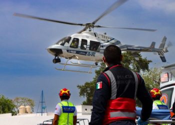 Helicóptero del Gobierno de Estefanía Mercado rescata a dos personas frente a las costas de Punta Allen