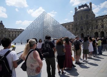 Huelga en el Louvre: personal no se da abasto ante el turismo masivo