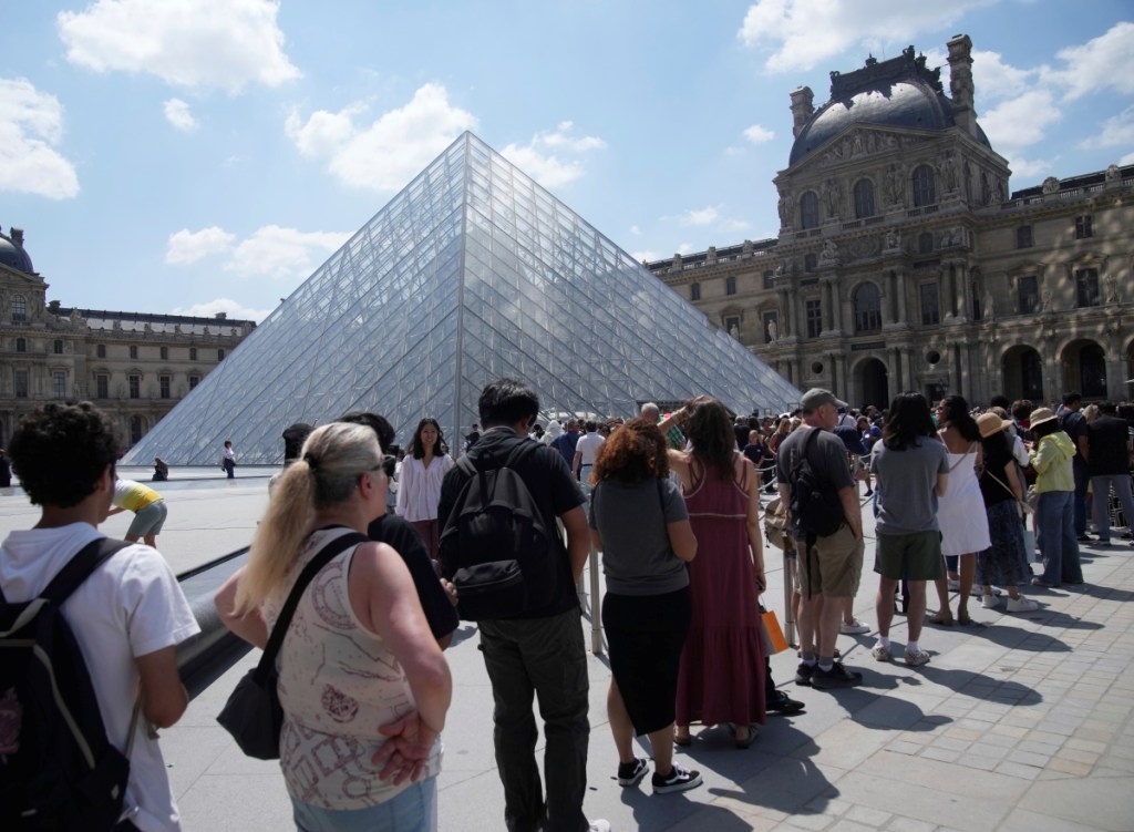 Visitantes esperan en fila en el Museo del Louvre, que no abrió ayer, paralizado por su propio personal en huelga ante el turismo masivo
