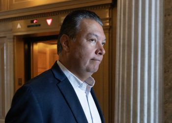 “Imagínense cómo tratan a los trabajadores”, cuestiona senador de EE.UU. tras ser esposado