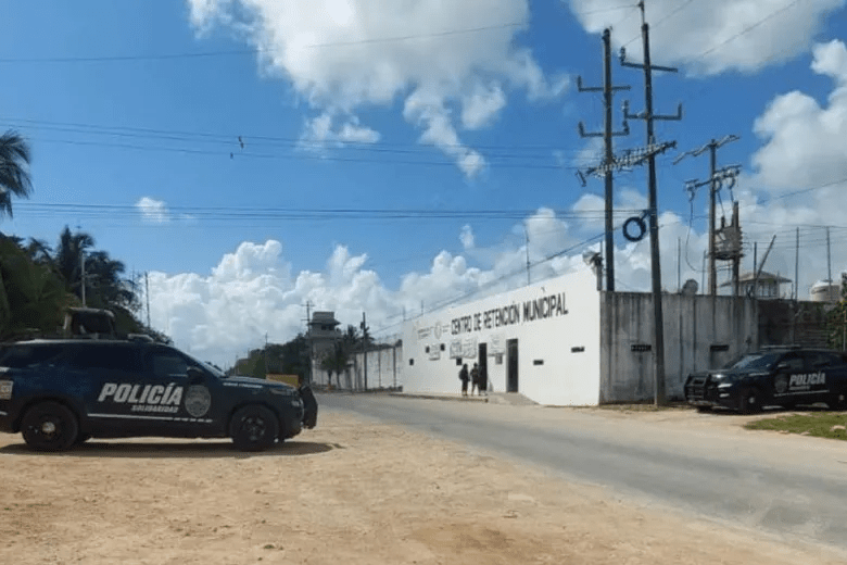 Autoridades realizaron diligencias en el interior del Centro de Retención Municipal de Playa del Carmen.