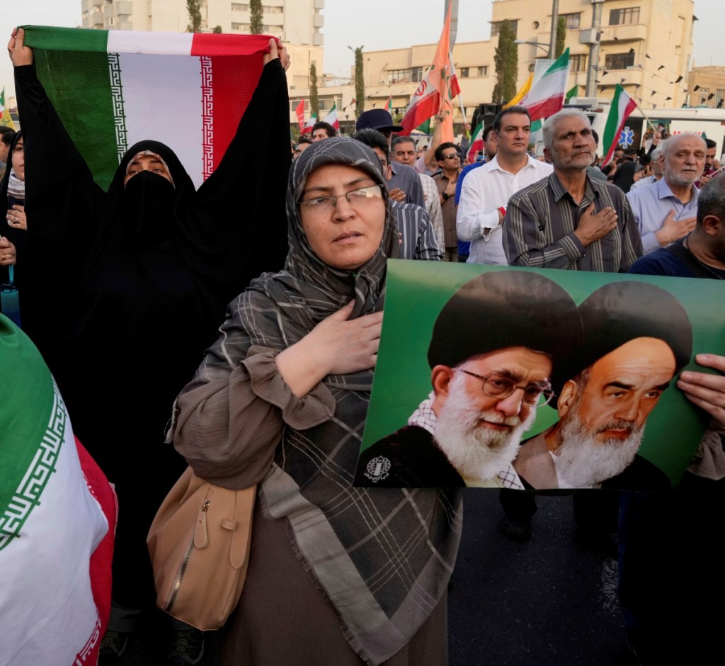 Simpatizantes del ayatola Ali Jamenei muestran su apoyo durante su discurso televisado, en Teherán. La primera aparición pública del líder supremo desde el alto el fuego que se acordó con Israel estuvo marcada por muchas advertencias y serias amenazas hacia Estados Unidos