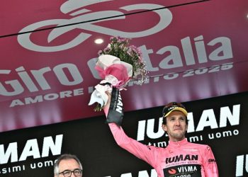 Isaac del Toro cae ante el británico Simon Yates en el Giro de Italia