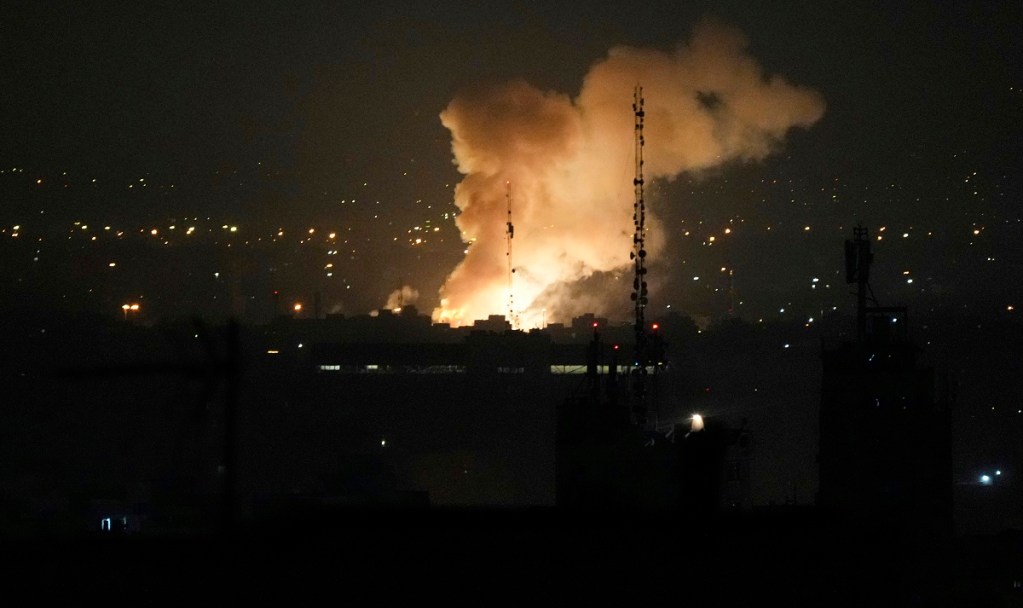 Una columna de humo después de una explosión en Teherán, Irán, por un ataque de Israel (Foto de AP)