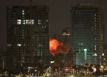 Israel informa de un nuevo ataque de Irán, que dice que se extenderá “hasta el amanecer”