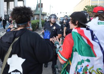 Kristi Noem acusa a la presidenta Sheinbaum de alentar las protestas en Los Ángeles