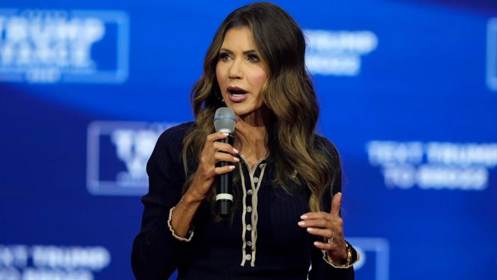 Kristi Noem encabeza el Departamento de Seguridad Nacional con una agenda migratoria restrictiva.