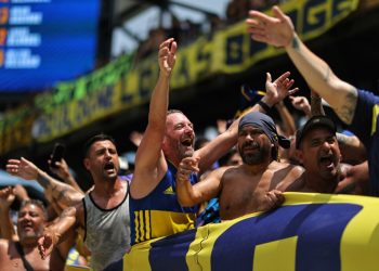La afición de Boca no deja de cantar durante más de 40 minutos de interrupción