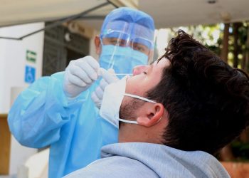 La OMS monitorea el “Covid de garganta de cuchilla”; esto se sabe