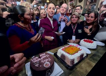 La presidenta Claudia Sheinbaum celebra su cumpleaños en la “Conferencia del Pueblo”