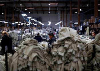 Las fábricas de Estados Unidos enfrentan un reto: encontrar miles de empleados