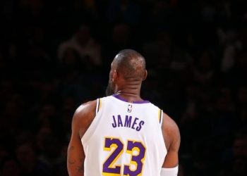 LeBron James renueva un año con Lakers por 52.6 mdd