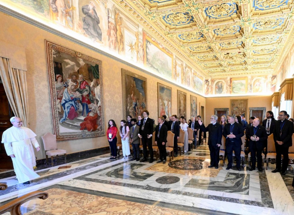 El papa León XIV en una audiencia con los participantes de la Escuela de Verano de Astrofísica, ayer en Ciudad del Vaticano