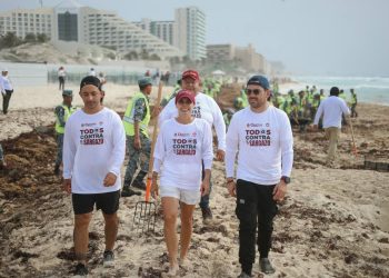 «Cancún une fuerzas: Ana Paty Peralta lidera primera limpieza simultánea de playas»