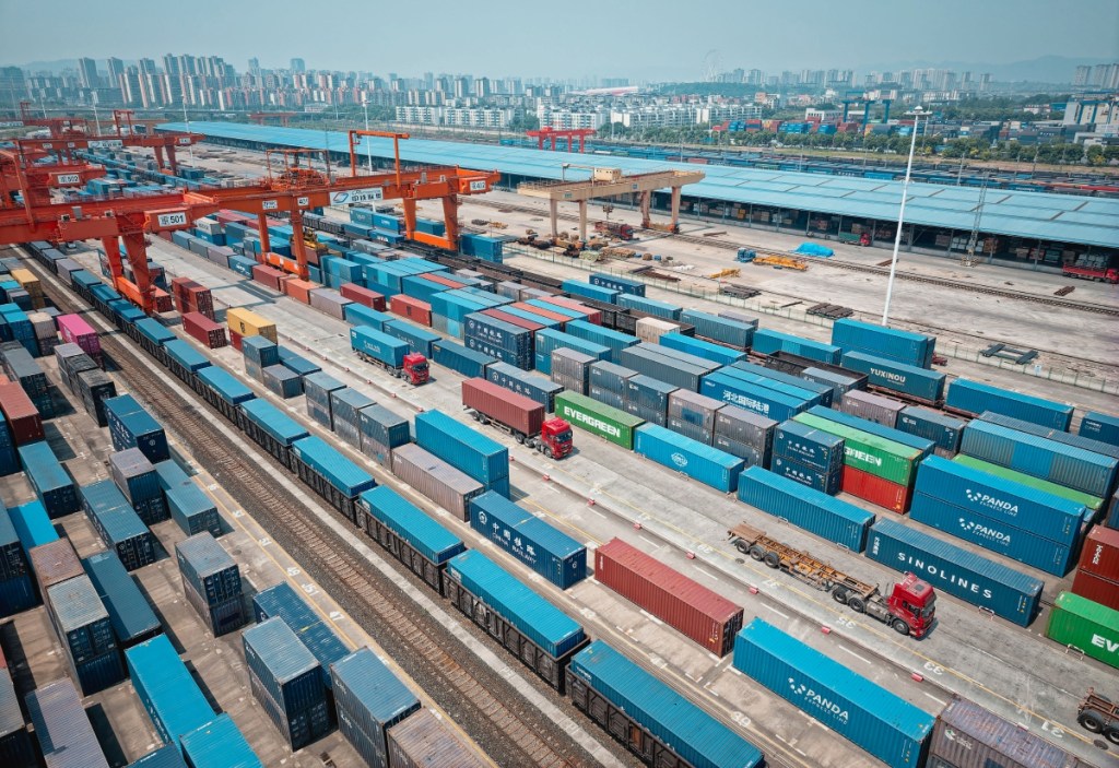 Vista aérea de contenedores en el entro logístico de Chongqing, China. En abril, las importaciones a EE.UU. cayeron un 20% por los aranceles