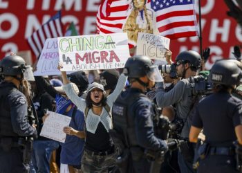 Manifestantes en Los Ángeles contra tropas y redadas: “Están enfureciendo más a la gente”