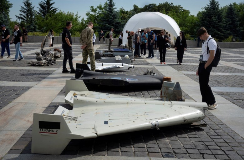 Visitantes examinan drones rusos dañados durante la Conferencia Internacional sobre la Ampliación de las Sanciones a Rusia, en Kiev, ayer