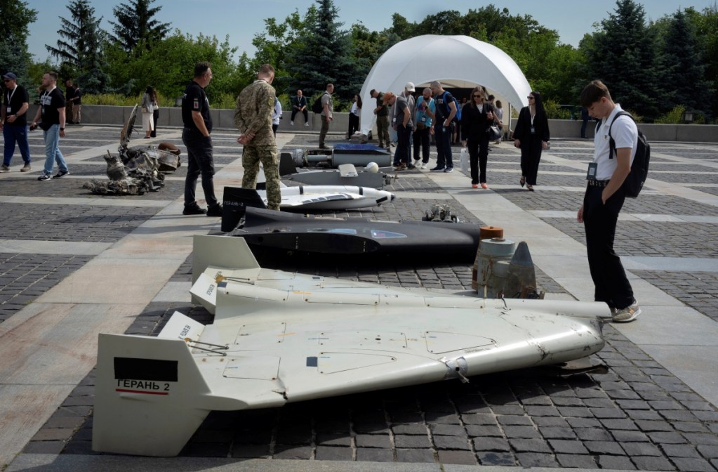 Visitantes examinan drones rusos dañados durante la Conferencia Internacional sobre la Ampliación de las Sanciones a Rusia, en Kiev, ayer