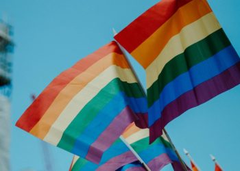 Más de cien celebridades piden a EE.UU. mantener fondos para prevenir suicidios LGBTIQ+
