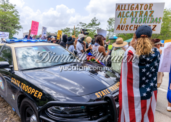 Masiva protesta contra la cárcel migratoria Alligator Alcatraz ante su inminente apertura