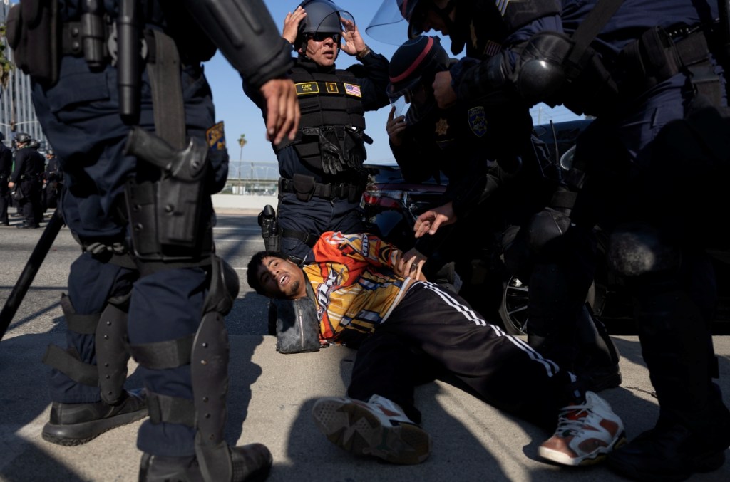 Un manifestante es arrestado durante las protestas provocadas por las redadas migratorias en Los Ángeles