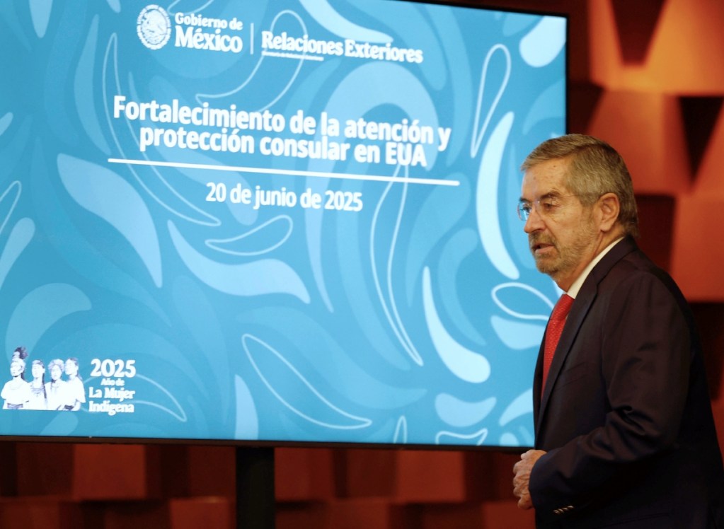 El secretario de Relaciones Exteriores, Juan Ramón de la Fuente, participa en una rueda de prensa, ayer, en Ciudad de México