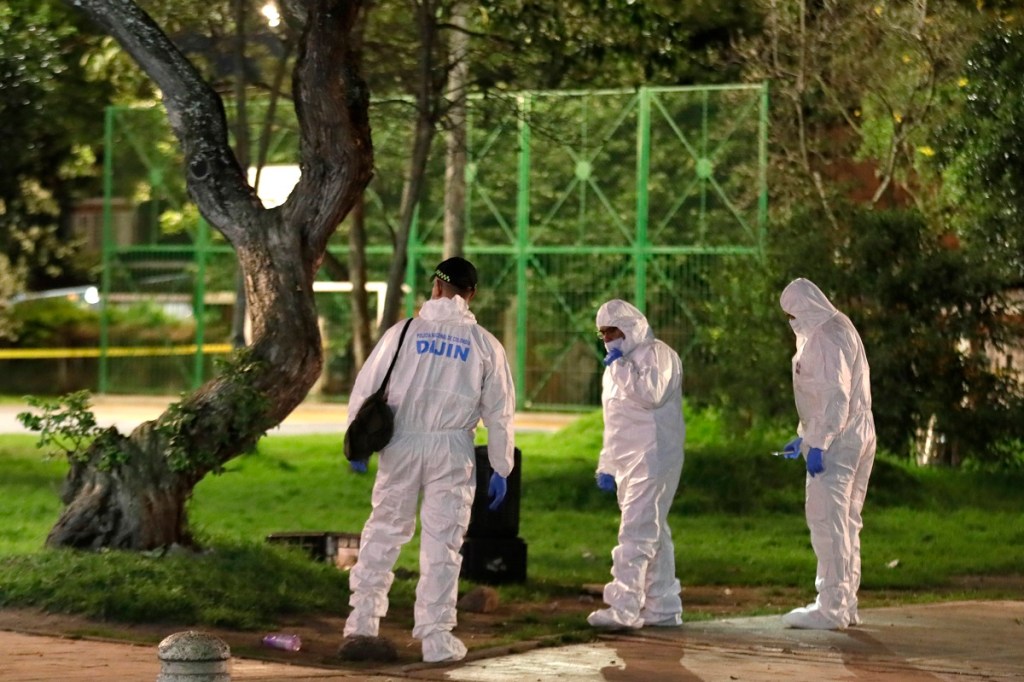 Integrantes de la Dirección de Investigación Criminal e Interpol (DIJIN) investigan en la zona del atentado contra el senador Miguel Uribe Turbay en Bogotá (Foto de EFE)
