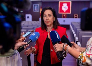 Ministra de Defensa de España pide a Trump acabar con la guerra en Ucrania y Gaza