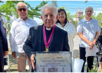 Mons. Ramón Castro, presidente de la CEM, recibe galardón por la defensa de la libertad de expresión