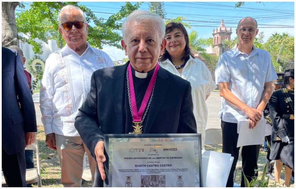 Monseñor Ramón Castro, presidente de la CEM, recibe galardón por la defensa de la libertad de expresión en el Día de la Libertad de Expresión