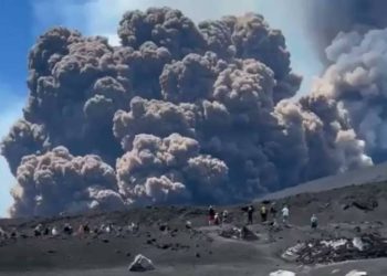 Monte Etna, volcán más activo de Europa, entra en erupción | Vídeo