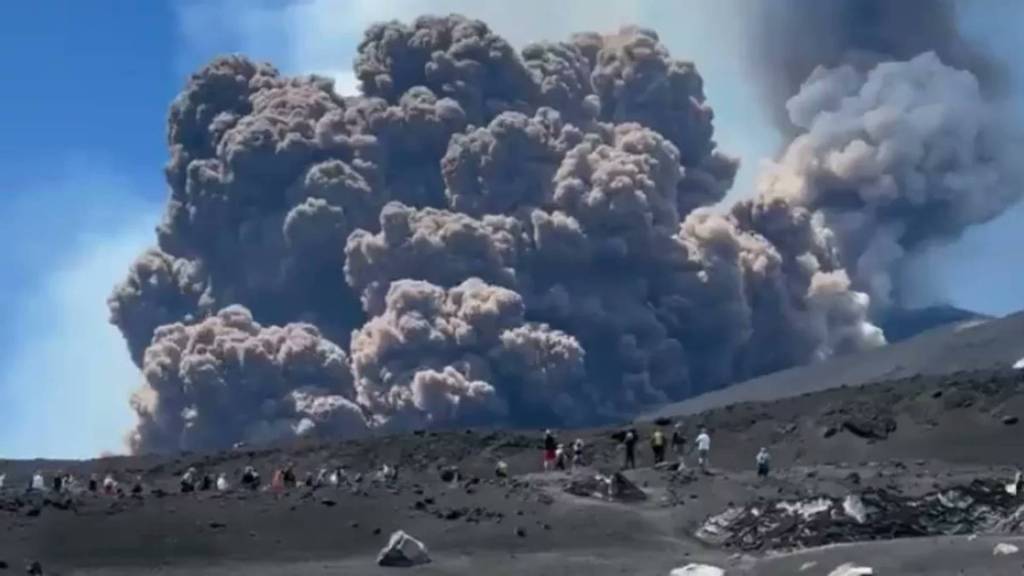 Monte Etna, volcán más activo en Europa, entró en erupción con fuertes explosiones, una alta columna de humo y expulsión de material piroclástico
