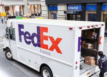 Muere Fred Smith, pionero de las entregas coordinadas