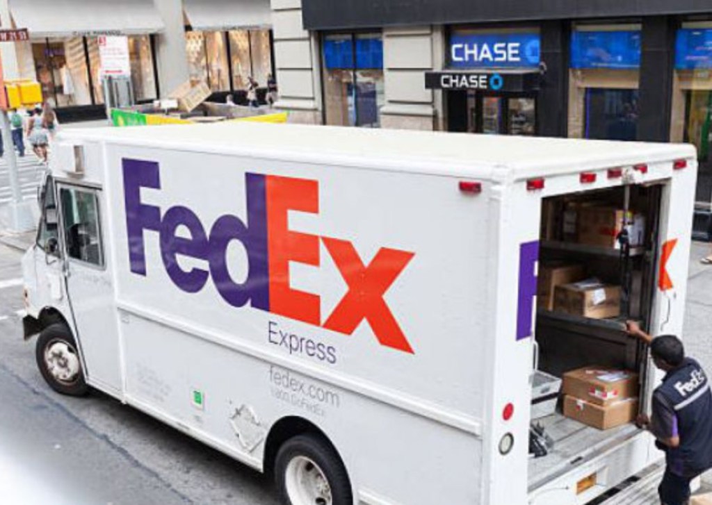 Vehículo de reparto de FedEx, parte del sistema logístico de la firma estadounidense que revolucionó entregas exprés en todo el mundo