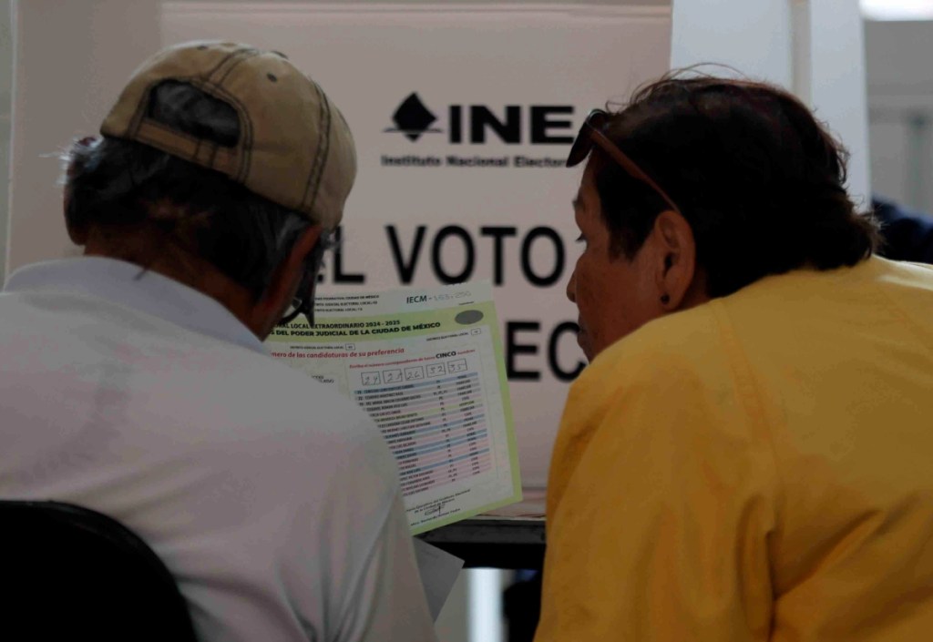 Con “acordeón” en mano, además del “voto asistido”, como se percibe en la imagen, se llevó al cabo la elección judicial el pasado domingo