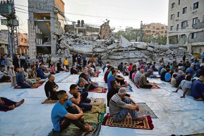 Palestinos oran en el Eid al-Adha junto a las ruinas de una mezquita destruidas por bombardeos israelíes