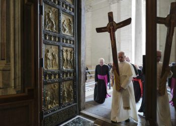 Papa León XIV atraviesa la Puerta Santa y dice que para servir en el Vaticano hay que ser santos