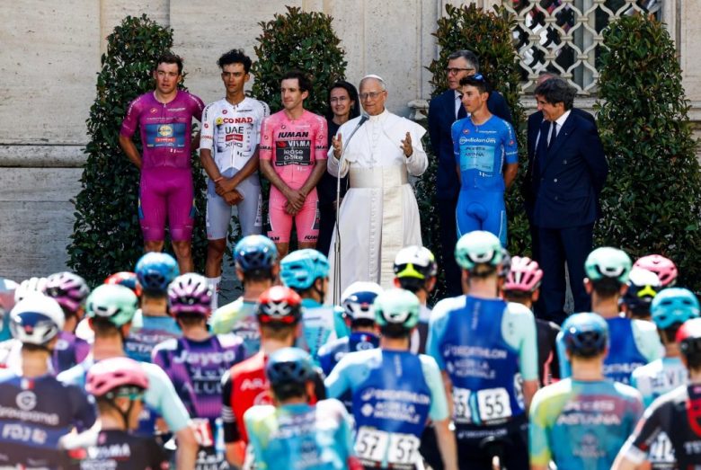 El papa León XIV salió ayer a saludar a los ciclistas que compitieron en la última etapa del Giro de Italia, del Vaticano a Roma. Detrás del pontífice, la gobernadora del Estado Vaticano, Sor Raffaella Petrini