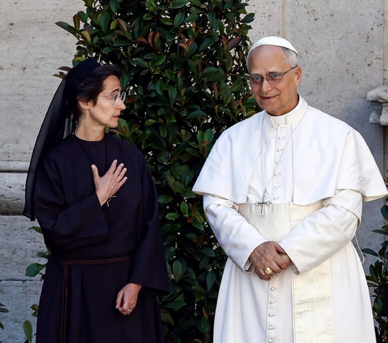 El papa León XIV y la gobernadora del Estado de la Ciudad del Vaticano, Sor Raffaella Petrini, conversan mientras esperan para saludar a los ciclistas que compitieron en la última etapa del Giro de Italia
