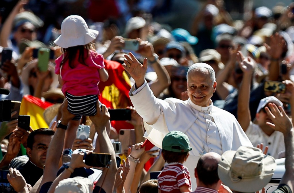 El papa León bendijo a decenas de niños que le acercaban sus colaboradores a su vehículo e incluso llegó a chocar la mano con un muchacho