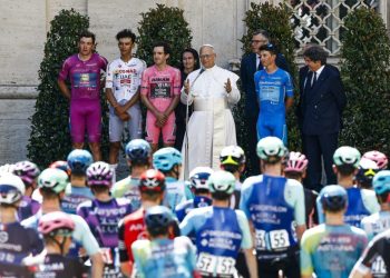 Papa León XIV recibe la ‘maglia rosa’ del Giro de Italia y bendice a los ciclistas