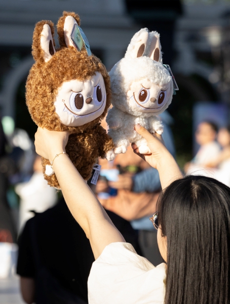 Una edecán saluda durante una gira de prensa organizada a Popland, un parque temático inaugurado ayer por la compañía china de juguetes Pop Mart en Pekín. Los protagonistas son los muñecos Labubu, personajes de inspiración nórdica diseñado por el hongkonés Kasing Lung. Los muñecos se han vuelto virales recientemente tras ser usados por celebridades como las cantantes Rihanna y Due Lipa