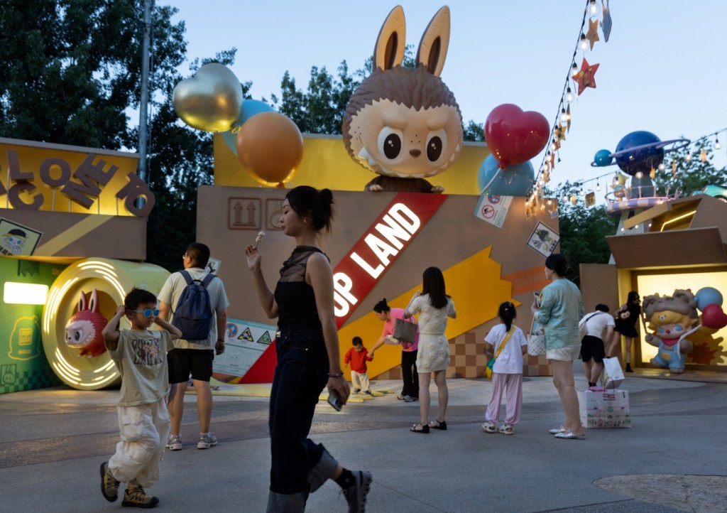 Visitantes durante un paseo en Popland, un parque temático inaugurado por la compañía china de juguetes Pop Mart en Pekín, ayer. Los protagonistas son los muñecos “Labubu”