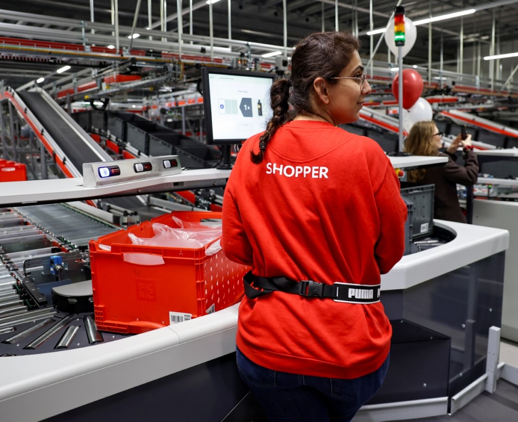 Se clasifican productos para su envío en el centro de distribución del supermercado en línea Picnic en Oberhausen, Alemania. La marca ha inaugurado un nuevo centro de distribución automatizado, donde los robots asistirán al personal entregando productos para su empaque y transporte en camionetas eléctricas.