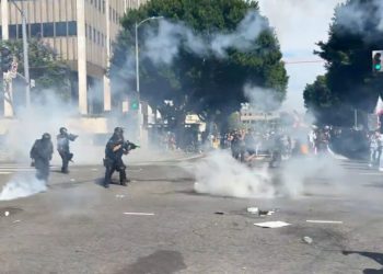Policía lanza gases lacrimógenos contra manifestación “No Kings” en Los Ángeles, California