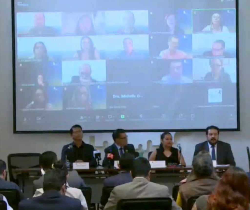 El presídium y miembros del jurado durante la presentación de la convocatoria del Premio Nacional de Periodismo 2024, en Guanajuato