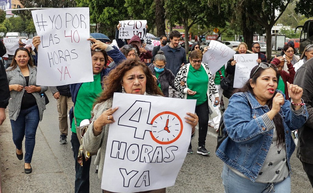 Aspecto de una marcha en 2024 en la que trabajadores de Tijuana se manifestaban a favor de la reducción de la jornada laboral a 40 horas semanales (Foto de EFE)